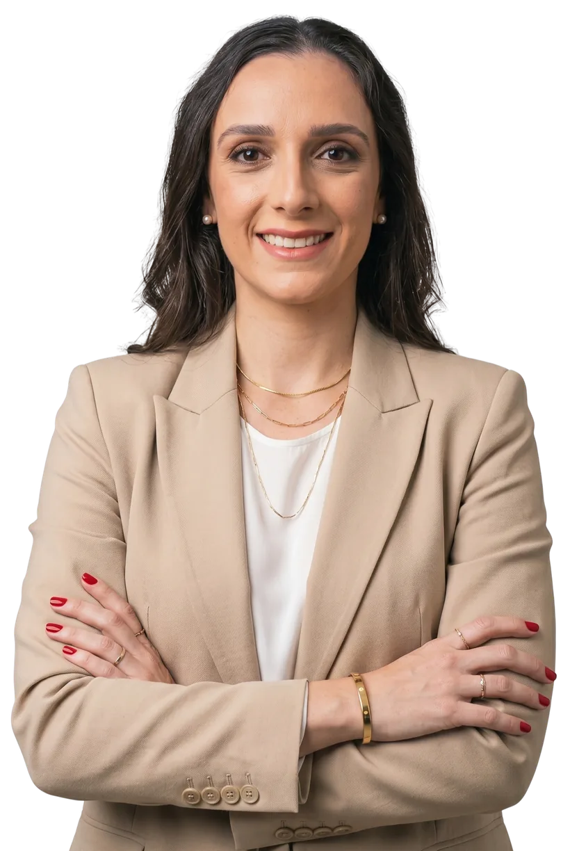 Carolina Tiseo, psicóloga, de braços cruzados e blazer bege